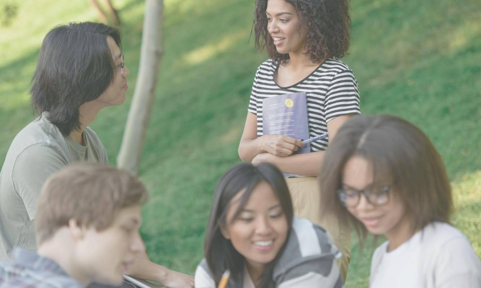 Étudiants internationaux participant à une session d'apprentissage collaboratif